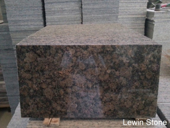 granito pulido marrón báltico